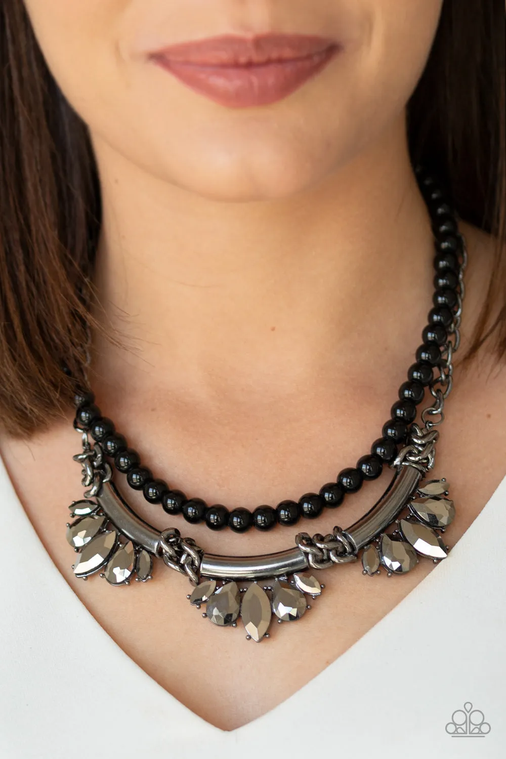 Bow Before The Queen Black Necklace Set