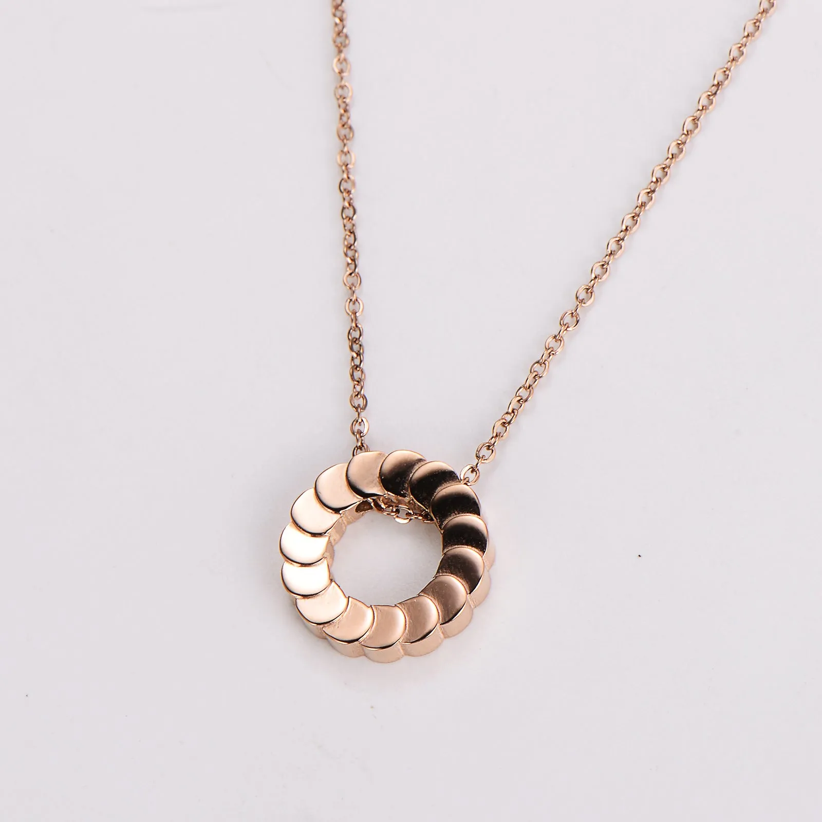 Elegant Circle Stainless Steel Electroplating Necklaces