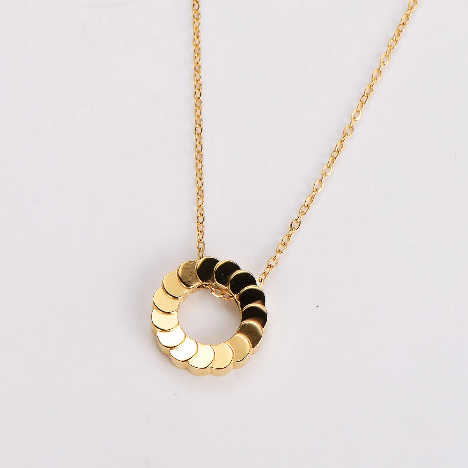 Elegant Circle Stainless Steel Electroplating Necklaces