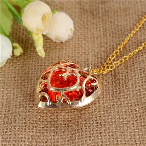 Japanese Anime The Legend of Zelda Figure necklace Red Heart Crystal Gold Keyring Hanging Buckle Keyfob necklace Cartoon Pendant