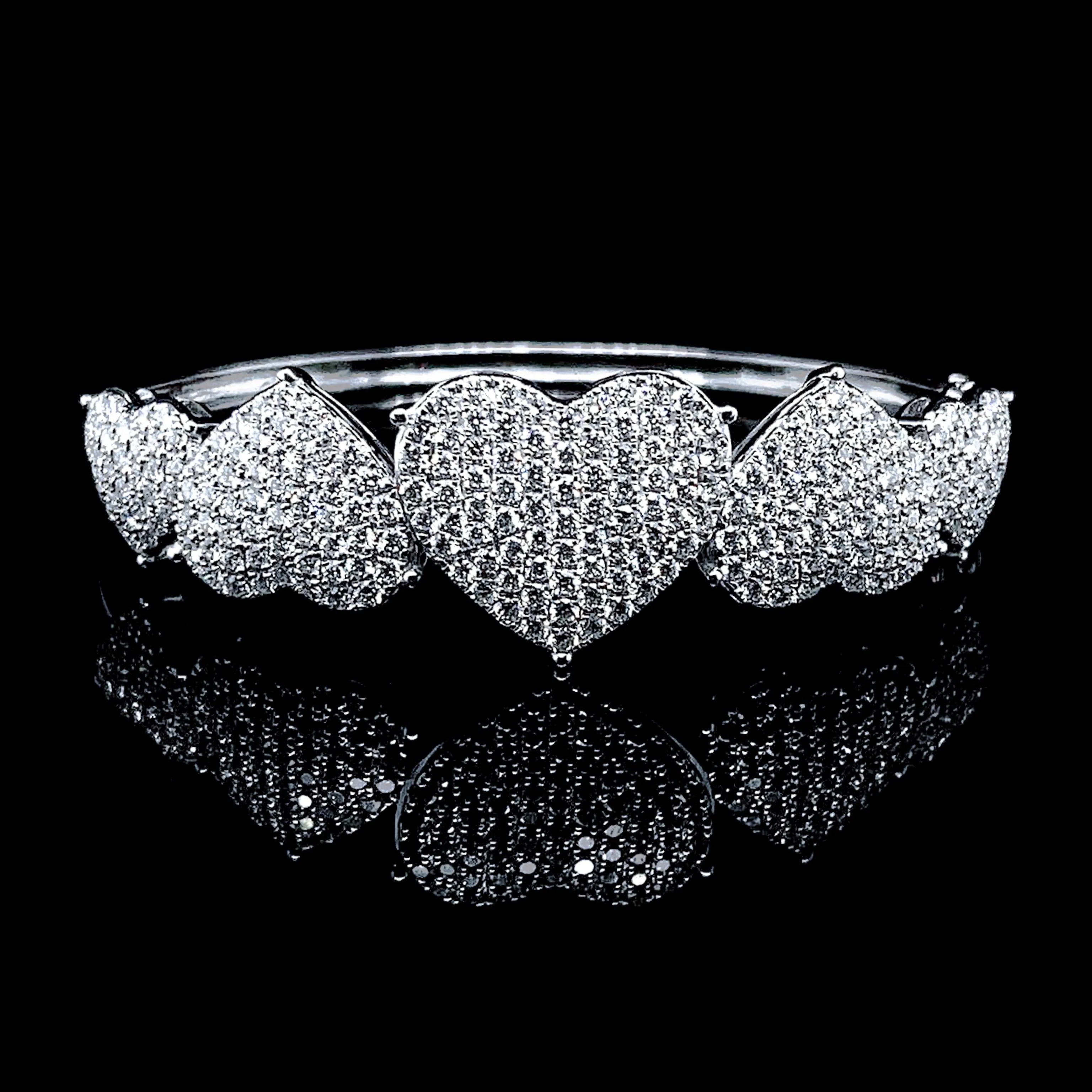 PREORDER | Heart Round Paved Diamond Bangle 14kt