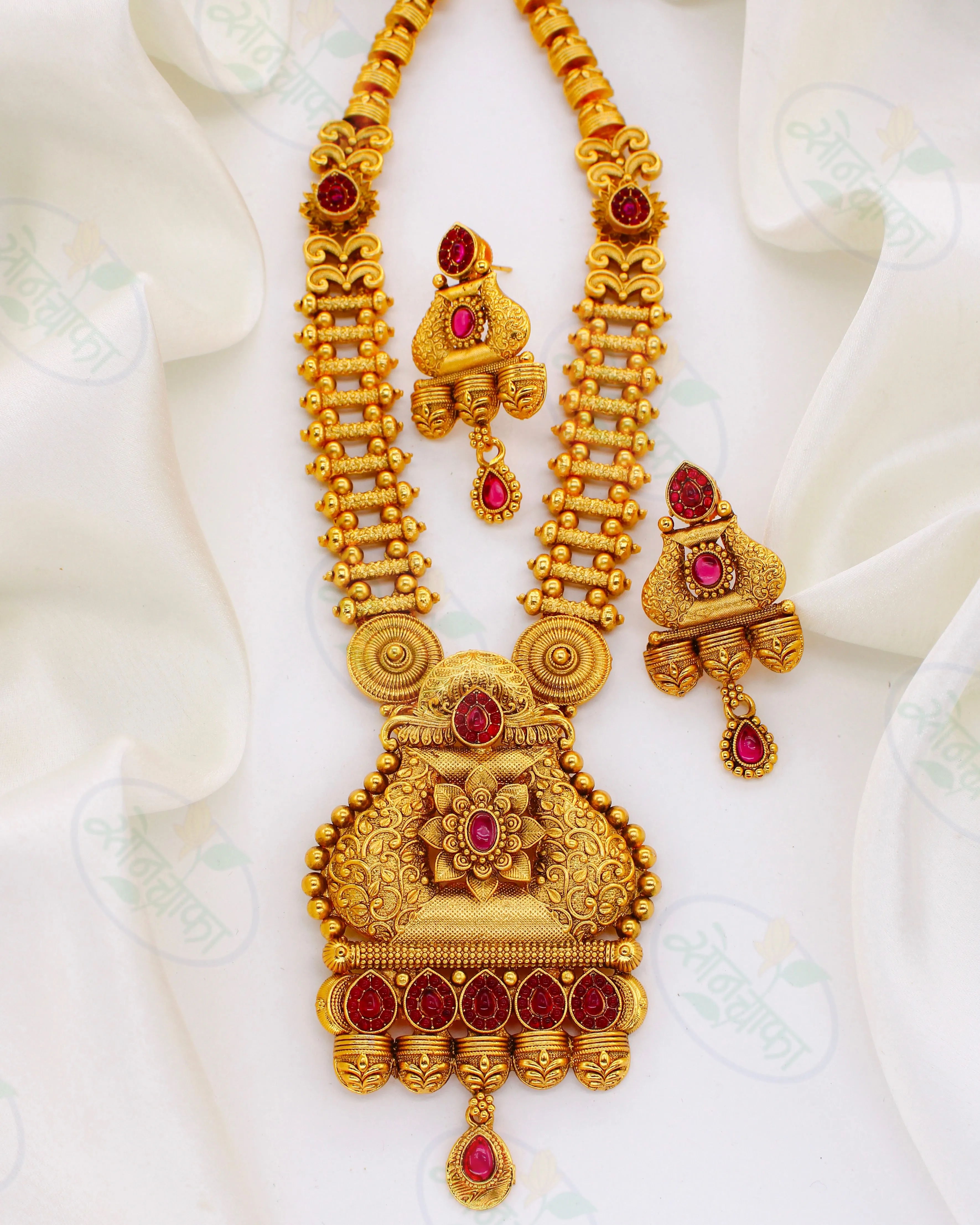 PRETTY ELEGANT AHILYA NECKLACE