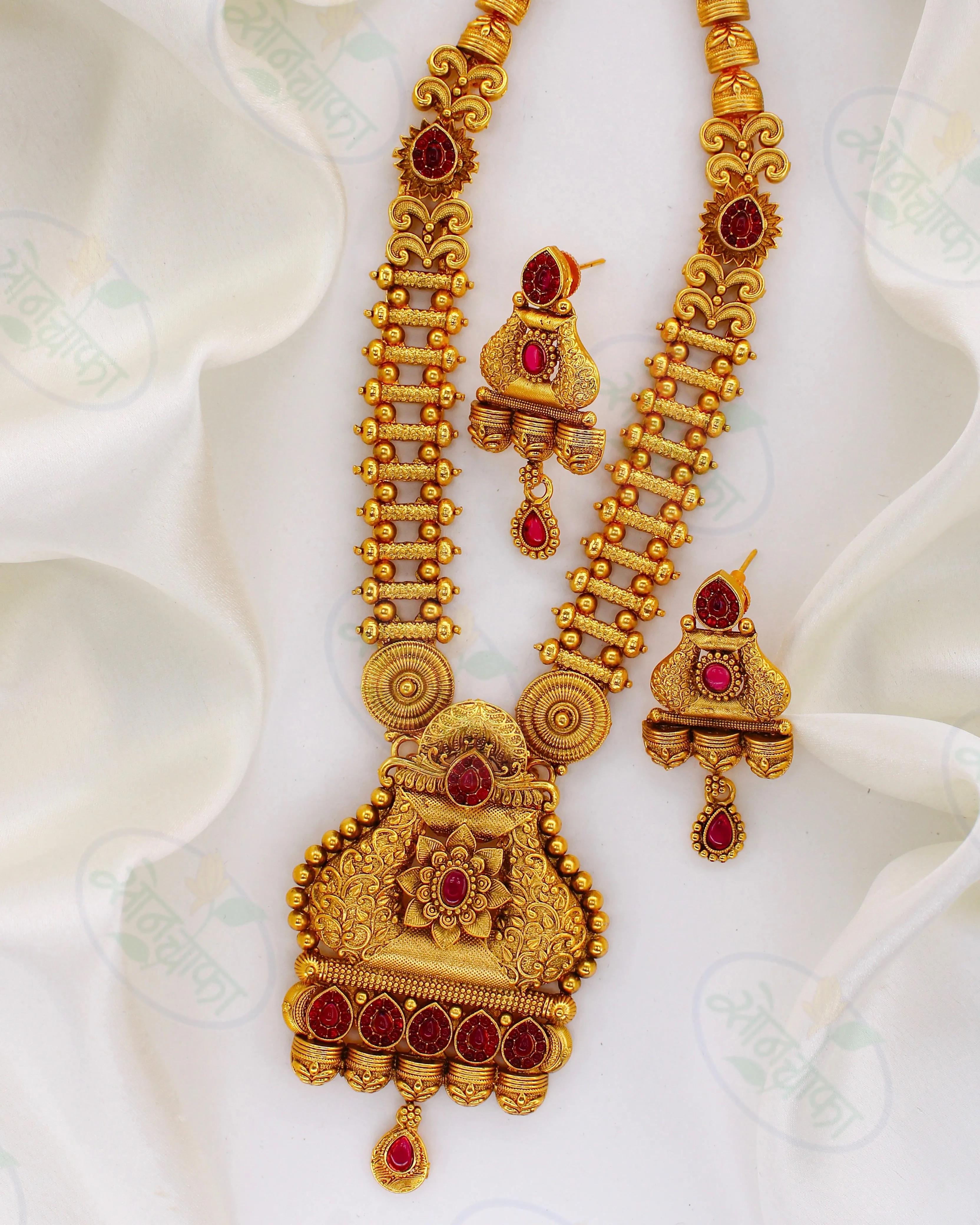 PRETTY ELEGANT AHILYA NECKLACE